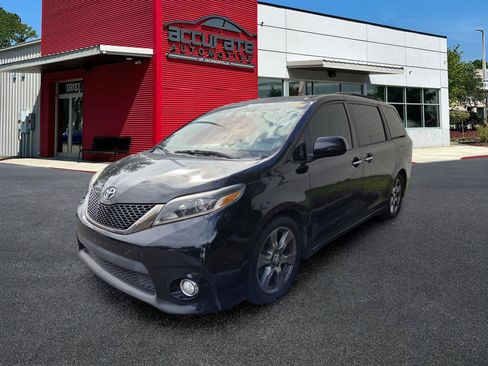 Used 2017 Toyota Sienna SE Premium FWD image 1