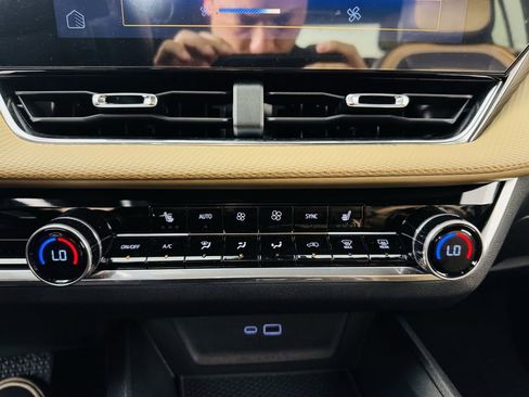 Used 2025 Chevrolet Equinox ACTIV w/ Safety and Technology Package image 19