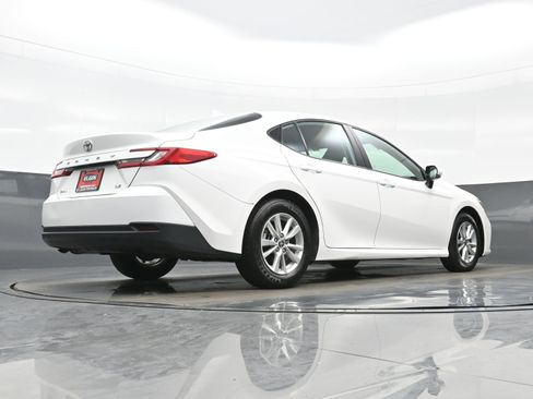 Used 2025 Toyota Camry SE image 30