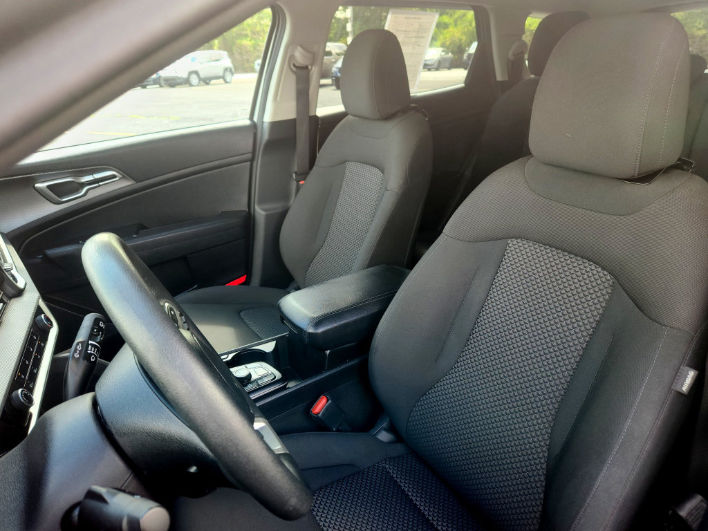 Used 2024 Kia Sportage LX FWD image 2