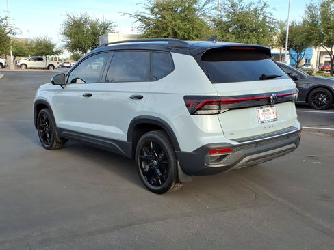 Used 2025 Volkswagen Taos SE FWD image 6