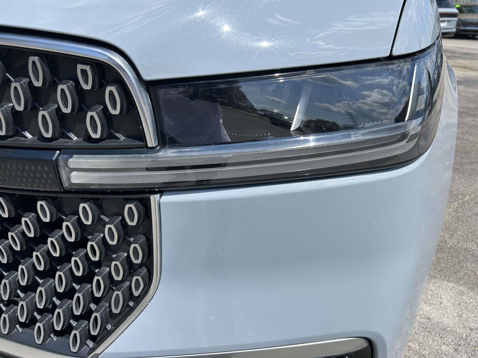 Certified 2025 Lincoln Navigator Reserve AWD/4WD image 11