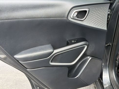 Used 2025 Kia Soul LX w/ LX Technology Package FWD image 31
