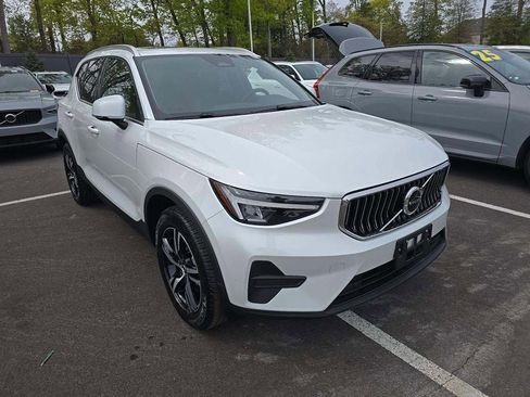 Used 2025 Volvo XC40 B5 Core AWD/4WD image 1