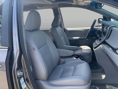 Used 2017 Toyota Sienna XLE AWD/4WD image 8