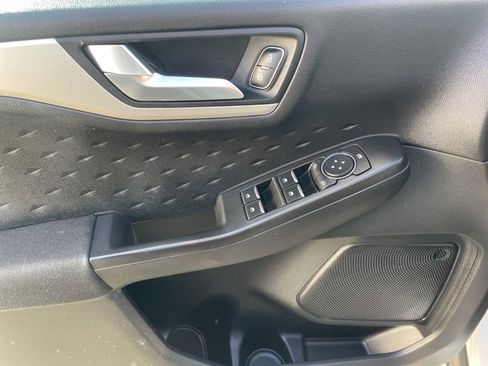 Used 2020 Ford Escape SE image 18