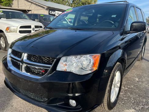 Used 2018 Dodge Grand Caravan SXT image 2