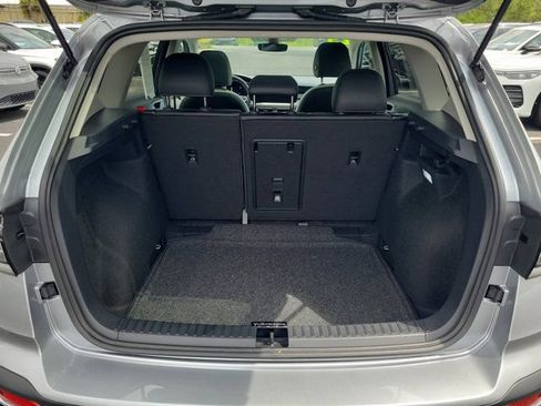 Used 2025 Volkswagen Taos SE w/ Panoramic Sunroof Package FWD image 12