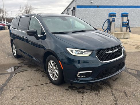 Used 2025 Chrysler Pacifica Select image 7