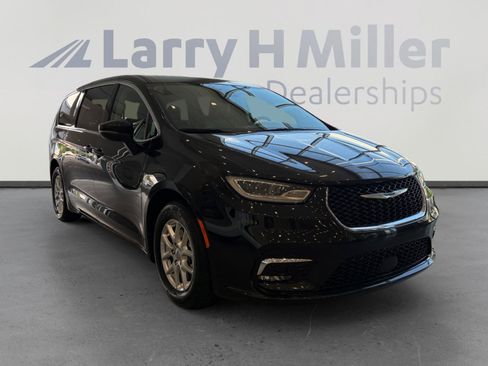 Used 2023 Chrysler Pacifica Touring-L FWD image 7