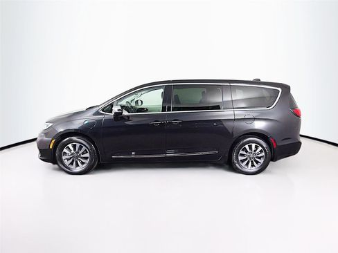 Used 2023 Chrysler Pacifica Limited FWD image 4