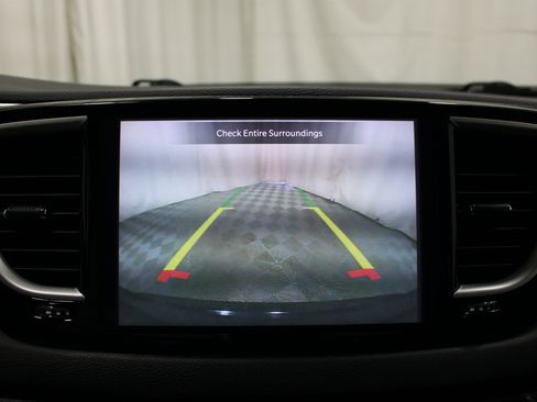 Used 2023 Chrysler Pacifica Touring-L FWD image 16