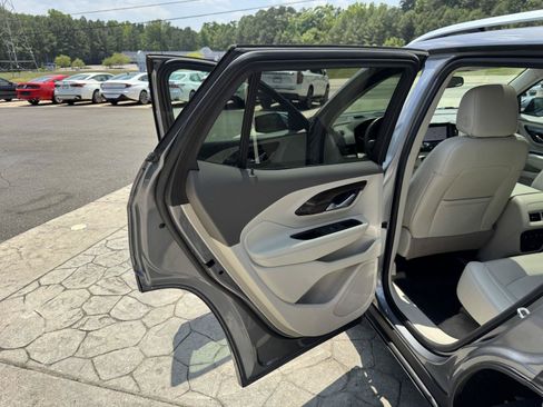 Used 2020 GMC Terrain Denali w/ Denali Premium Package AWD/4WD image 8