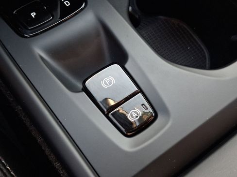 Certified 2025 Volvo XC40 B5 Core image 26