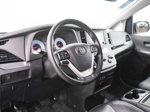 Used 2020 Toyota Sienna SE FWD image 26