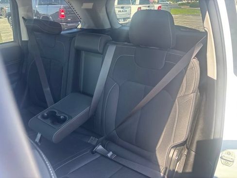 Used 2023 Jeep Grand Cherokee Laredo AWD/4WD image 18