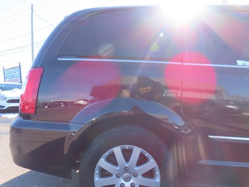 Used 2014 Chrysler Town & Country Touring FWD image 21