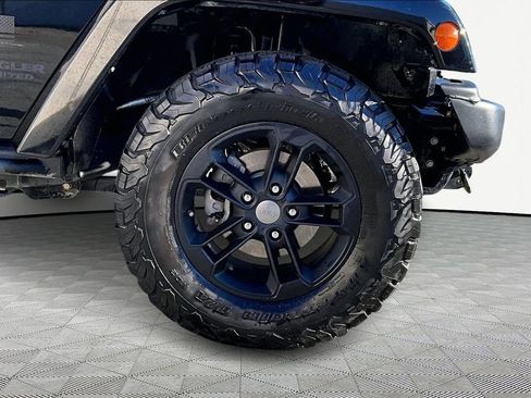 Used 2017 Jeep Wrangler Unlimited Sahara image 30