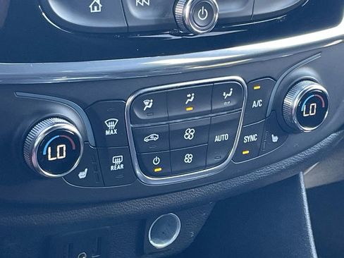 Used 2022 Chevrolet Traverse LT image 23