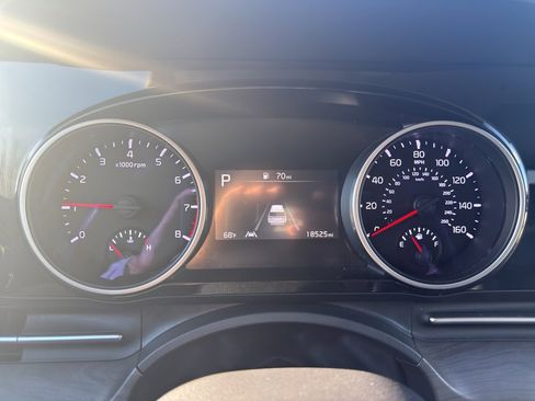 Used 2024 Kia Carnival EX image 16