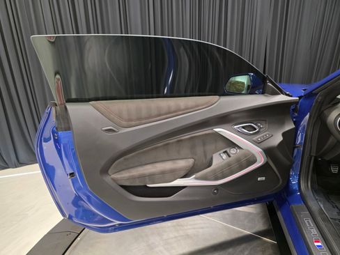 Used 2019 Chevrolet Camaro ZL1 RWD image 17