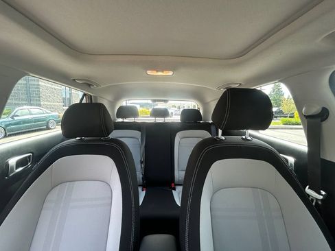 Used 2025 Hyundai Venue SEL FWD image 27