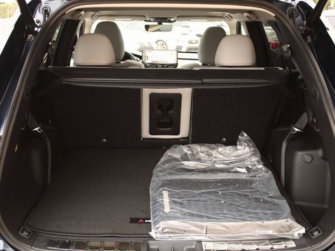 New 2025 Mitsubishi Outlander SE image 11