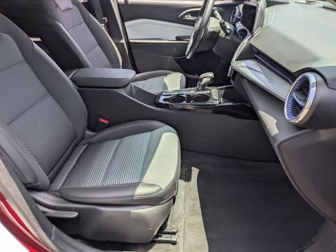 Used 2025 Chevrolet Trax LT w/ LT Convenience Package FWD image 28