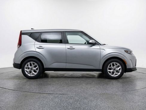 Used 2025 Kia Soul LX w/ LX Technology Package image 11