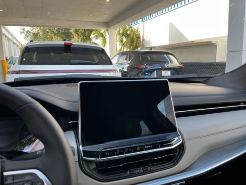 Used 2025 Jeep Compass Limited image 18