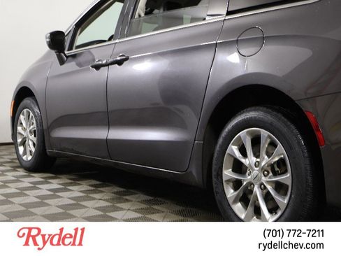 Used 2022 Chrysler Pacifica Touring-L image 9