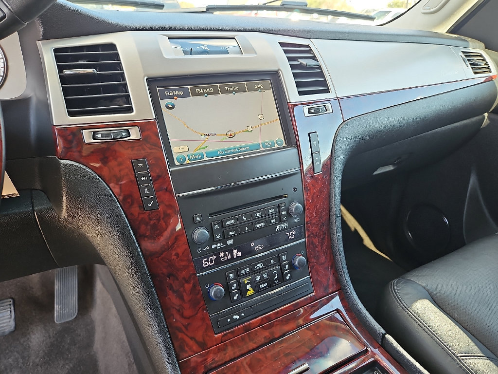Used 2011 Cadillac Escalade Luxury RWD image 24