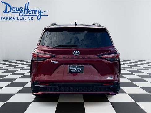 Used 2022 Toyota Sienna XSE image 4