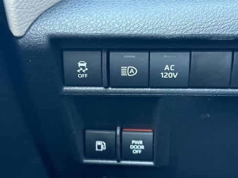 Used 2025 Toyota Sienna Limited image 41