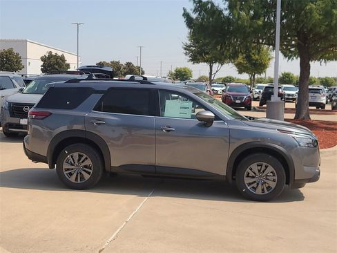 New 2025 Nissan Pathfinder SV w/ Black Appearance Package image 4