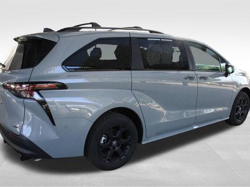 Certified 2025 Toyota Sienna XLE Woodland Edition AWD/4WD image 18