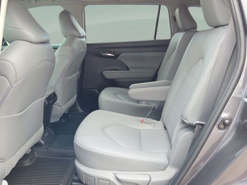Certified 2024 Toyota Highlander XLE FWD image 12