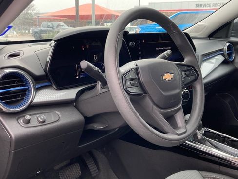 Used 2025 Chevrolet Trax LT image 7