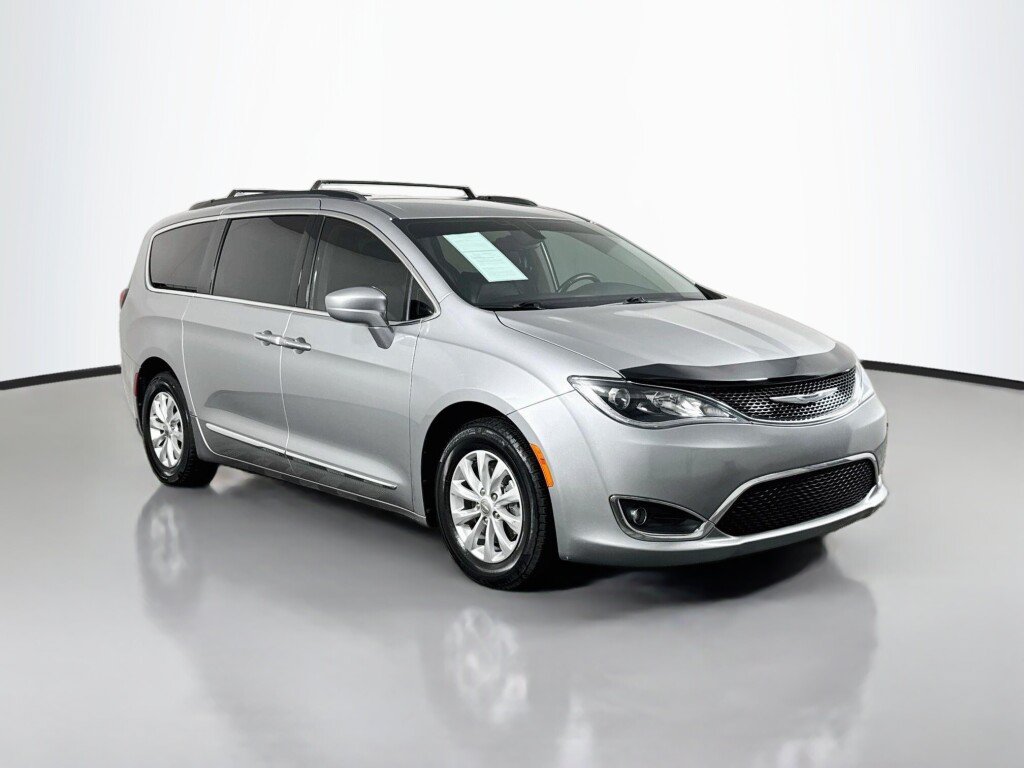 Used 2017 Chrysler Pacifica Touring-L FWD image 7