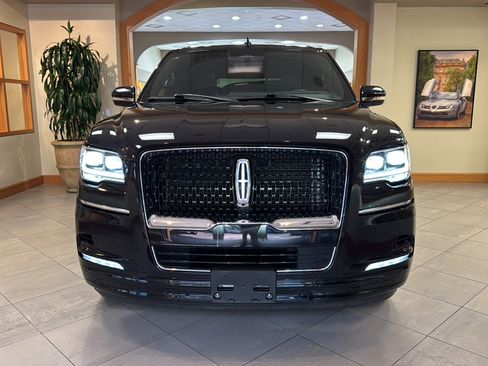 Used 2024 Lincoln Navigator Reserve AWD/4WD image 3