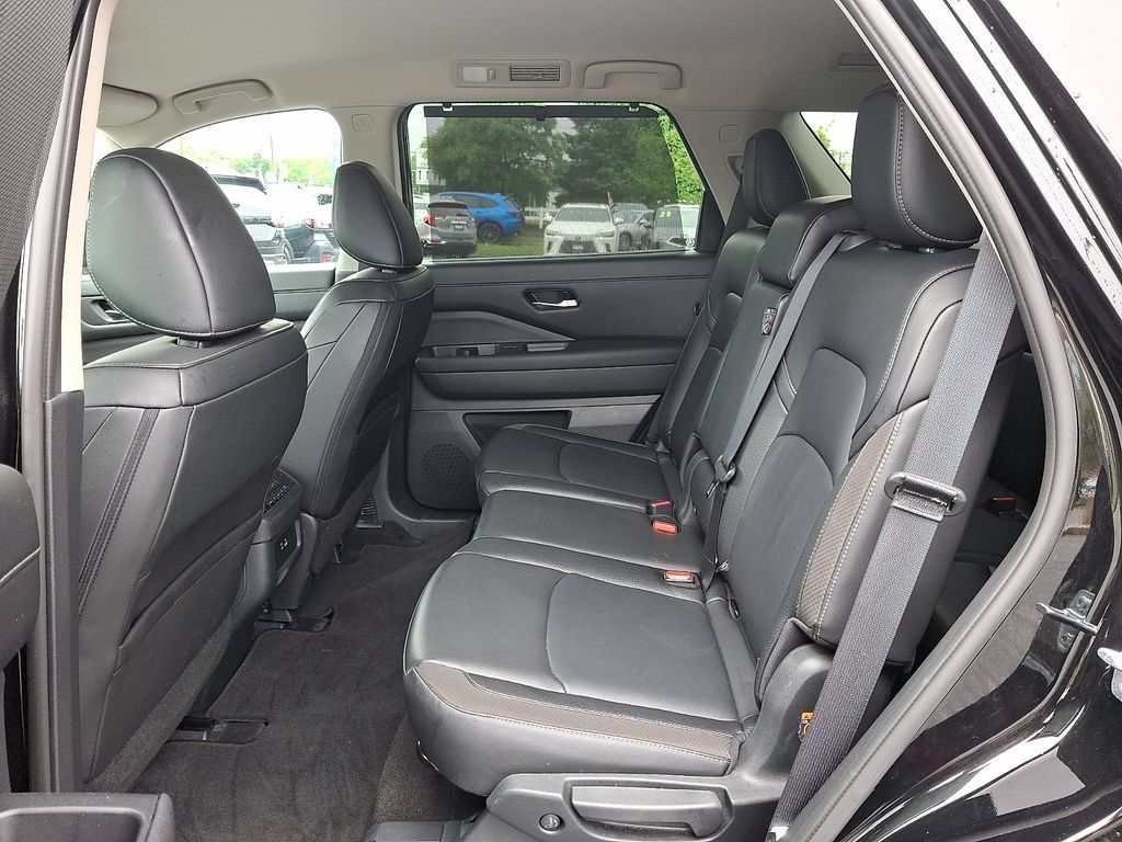 Used 2025 Nissan Pathfinder SL AWD/4WD image 10