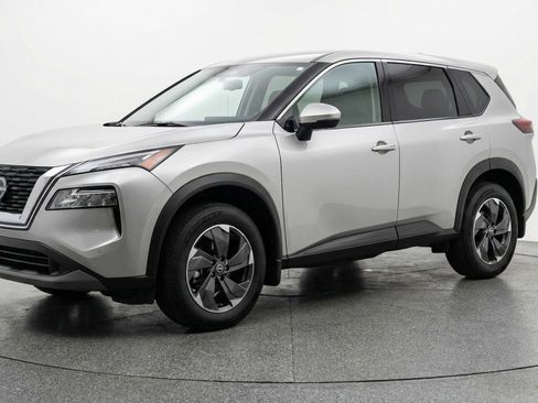 Used 2025 Nissan Rogue SV FWD image 3