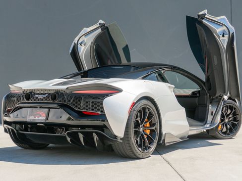 Used 2023 McLaren Artura RWD image 10