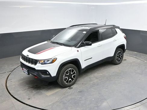 Used 2025 Jeep Compass Trailhawk image 40