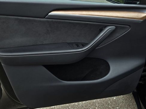 Used 2023 Tesla Model Y 2WD image 11