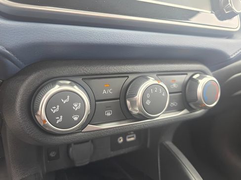 Used 2025 Nissan Versa SV FWD image 19