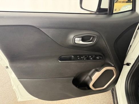 Used 2015 Jeep Renegade Latitude w/ Popular Equipment Group image 8