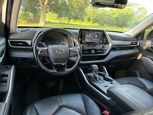 Used 2020 Toyota Highlander XLE FWD image 13