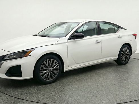 Used 2025 Nissan Altima 2.5 SV FWD image 3