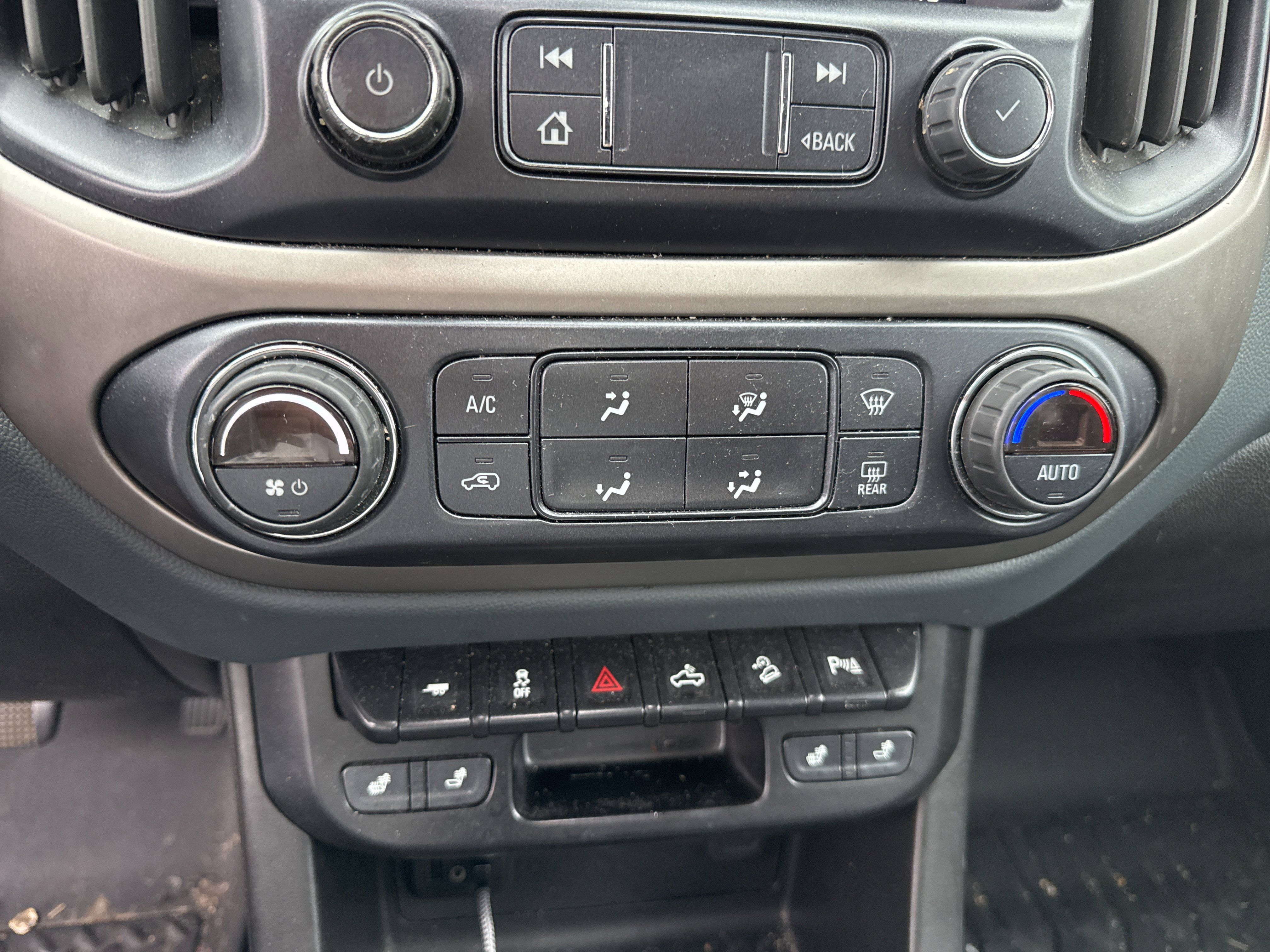 Used 2022 Chevrolet Colorado Z71 AWD/4WD image 3